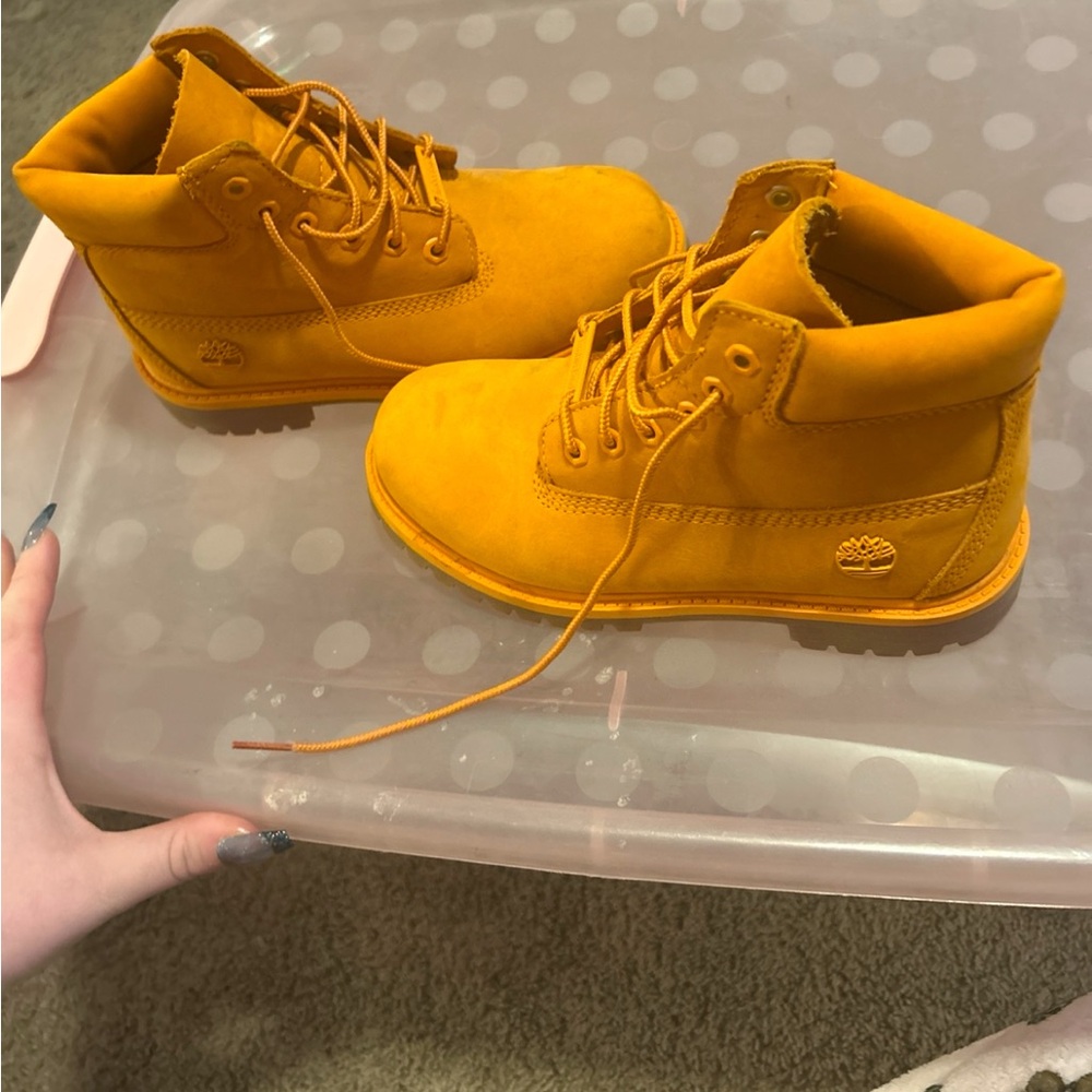 Timberland Kids size 2.5 
Nubuck leather
Orange/Tan worn once only once or twice